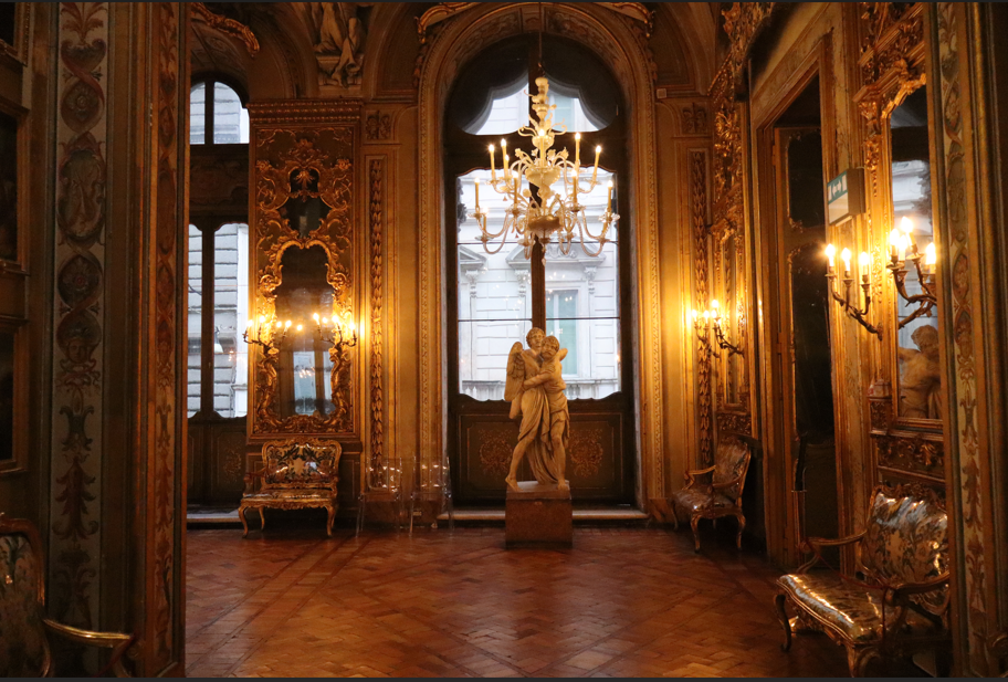Salón principal de la Galleria Doria Pamphilj en Roma con techos ornamentados y retratos aristocráticos