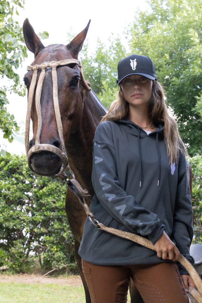 La manager de polo del Wyndham Garden Luján junto a uno de los caballos del establecimiento, durante una jornada de actividades de la temporada 2026.