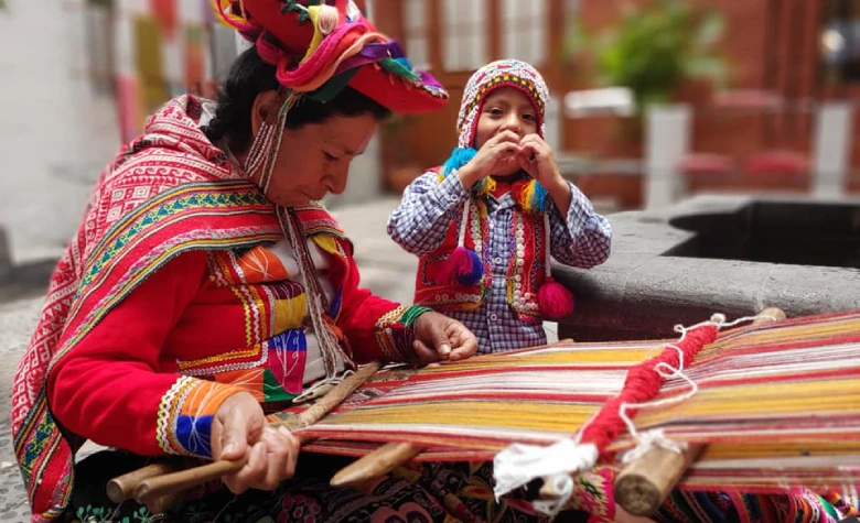 Hilos que resisten al olvido: artesanos peruanos frente al paso del tiempo
