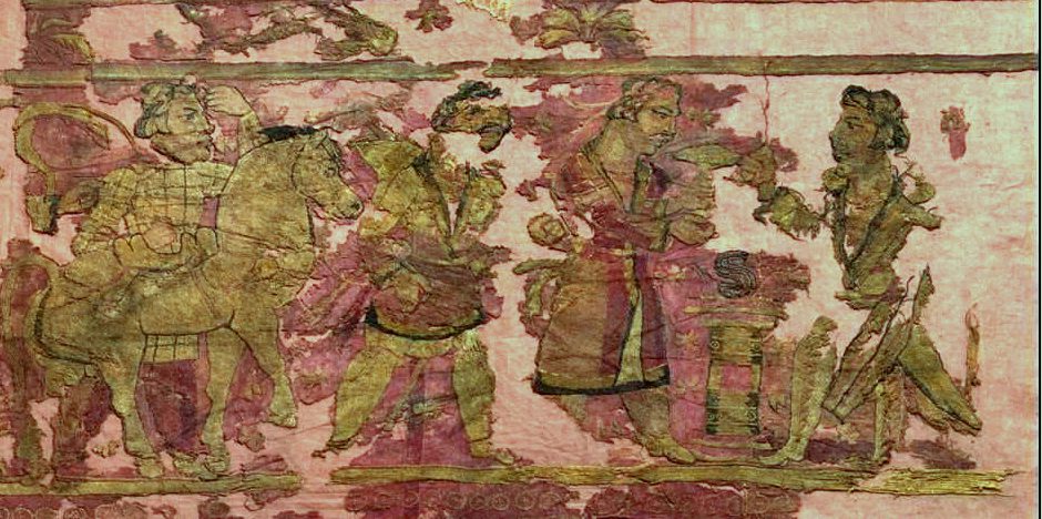 Fragmento de textil de Noin-Ula (Mongolia) con figuras en ceremonia; una sostiene un hongo frente a un altar de fuego
