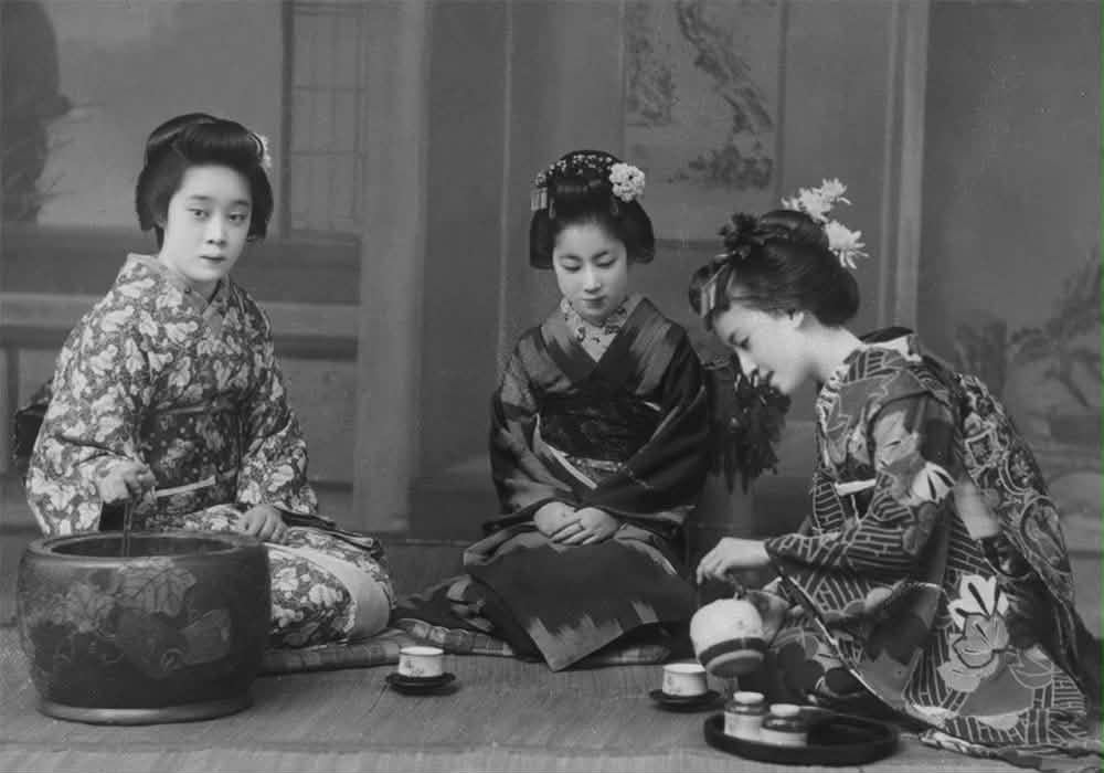 Chicas Kimono haciendo la ceremonia del té verde.