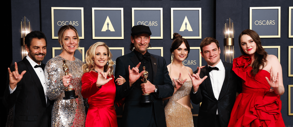 El equipo de la película CODA posa con sus estatuillas de los Oscars.