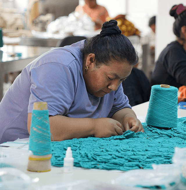 Maestra tejedora del taller de Jorge Luis Salinas, diseñador peruano.  
Foto: Archivo Jorge Luis Salinas.