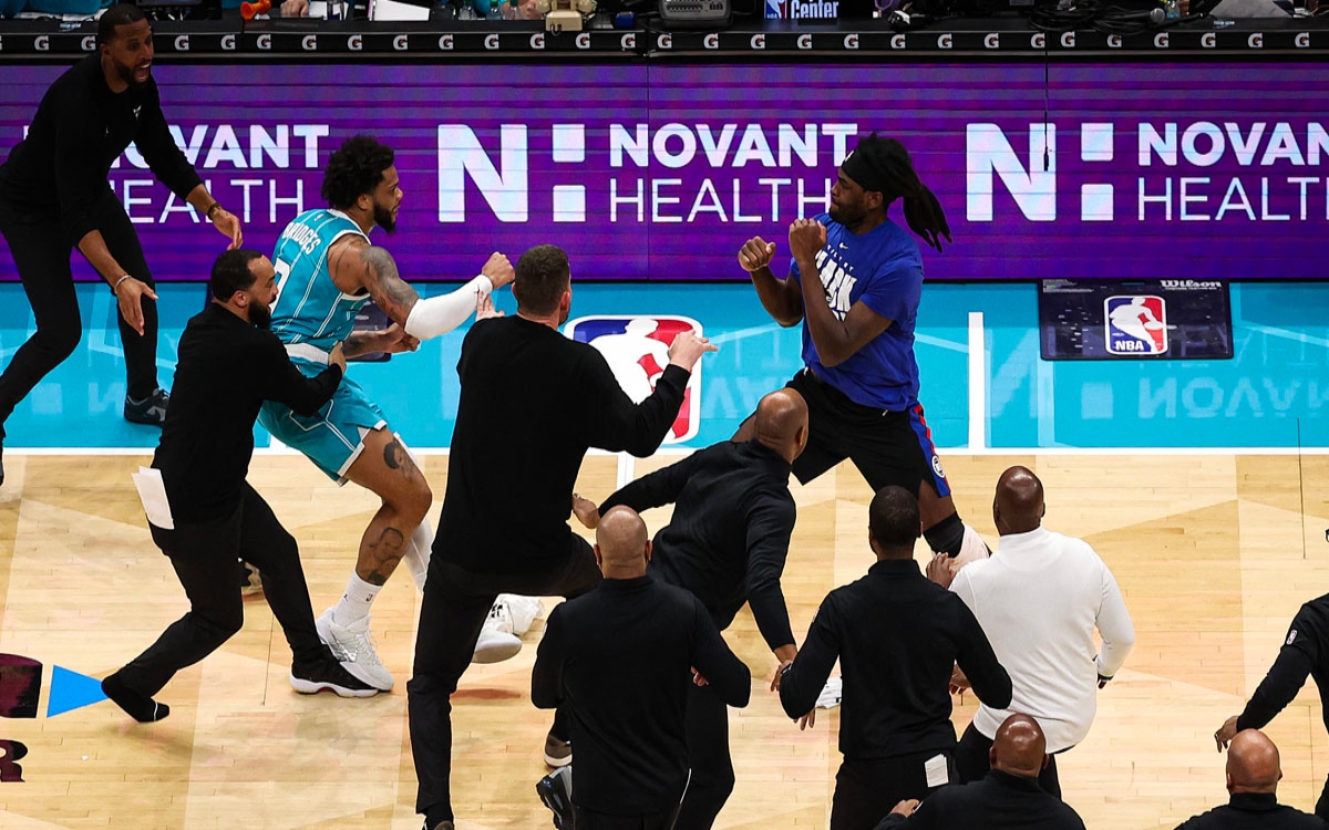 NBA: Reparten sanciones a rijosos en el partido Pistons vs. Hornets | Video  | Aristegui Noticias