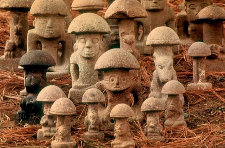 Esculturas mayas conocidas como ‘piedras hongo’, figuras humanas con hongos tallados en piedra