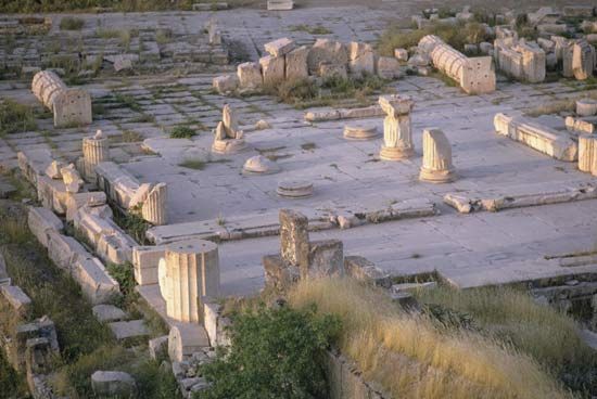 Ruinas del Telesterion de Eleusis, recinto de los Misterios Eleusinos, visto desde arriba.
