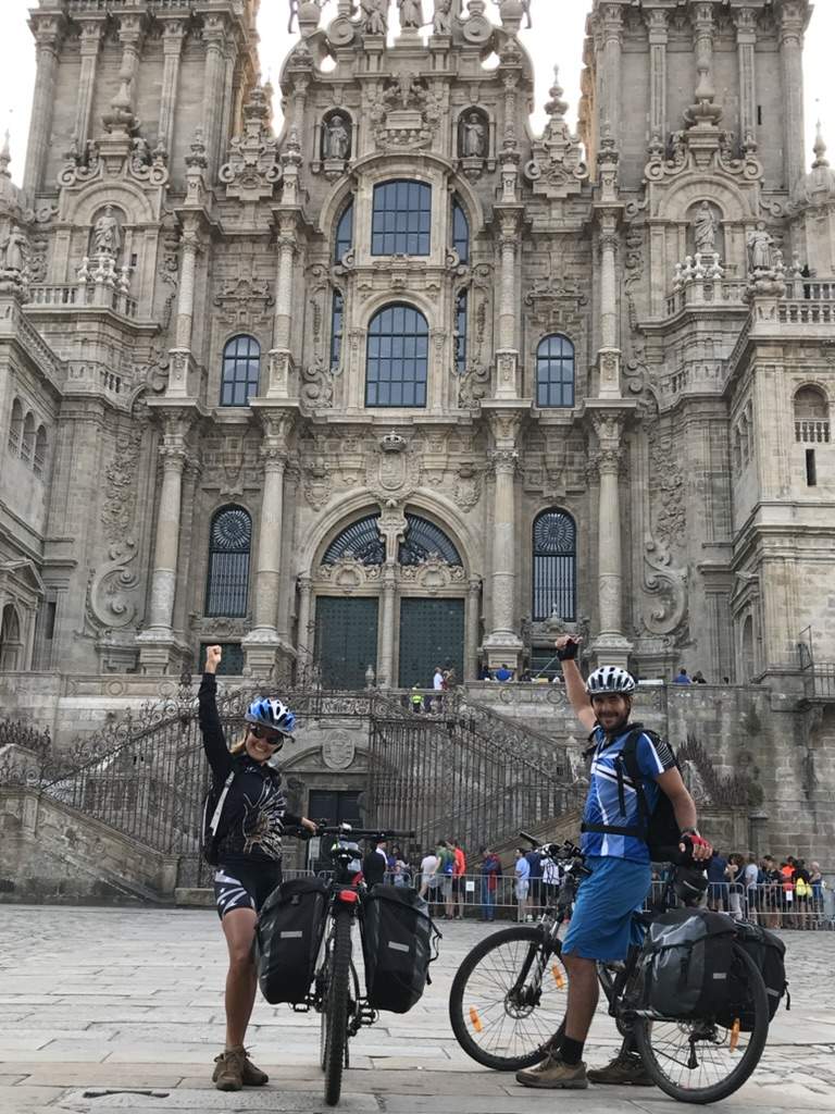 Triunfo en la llegada al fin del camino De Santiago de Compostela llegada a la Catedral De Santiago de Compostela y fin del camino