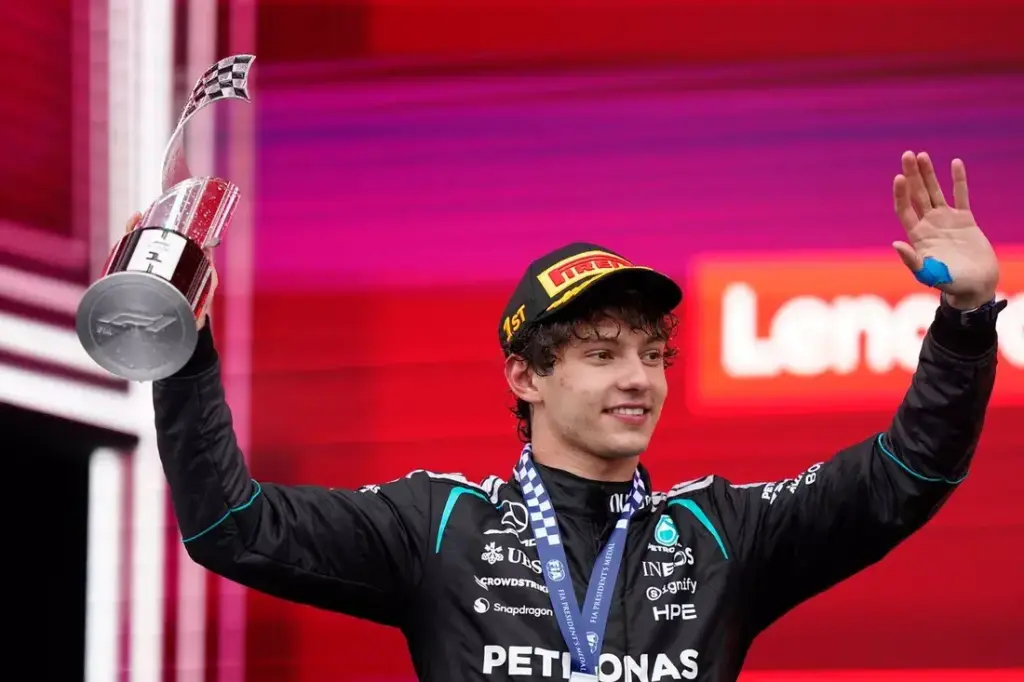 Kimi Antonelli con la copa del Gran Premio de Canada