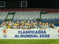 equipo femenino sub-17 festejando la clasificación a la próxima copa del mundo.