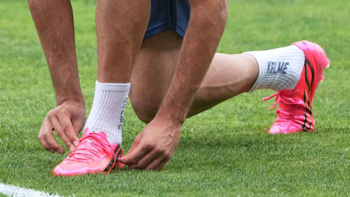 ¿Por qué la mayoría de los jugadores del mundial 2026 utilizan botines fucsias?