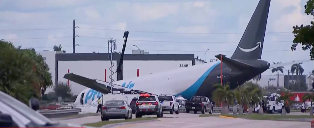 Boeing 767 de Amazon Prime Air tras salirse de la pista, junto a la avenida Northwest 67th en Miami