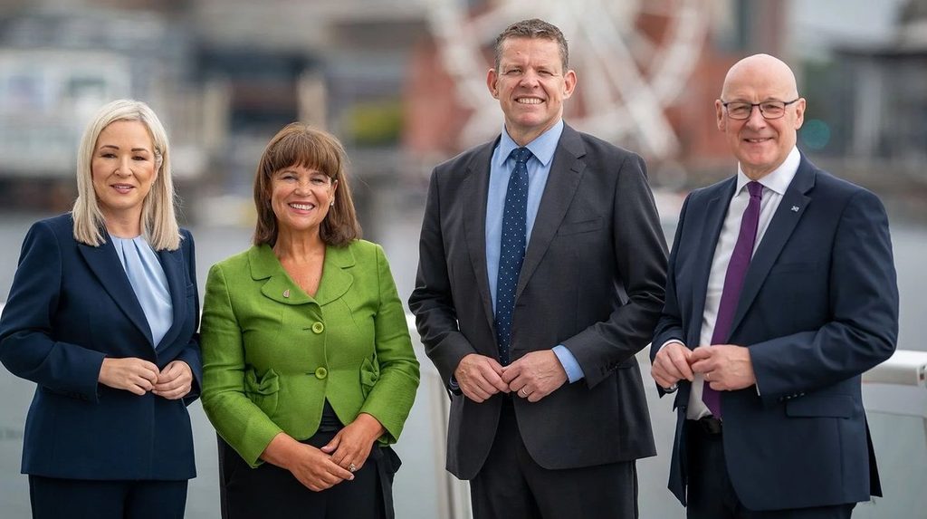 John Swinney, Rhun ap Iorwerth, Michelle O'Neill y Mary Lou McDonald posan juntos tras firmar el memorando de autodeterminación en Cardiff