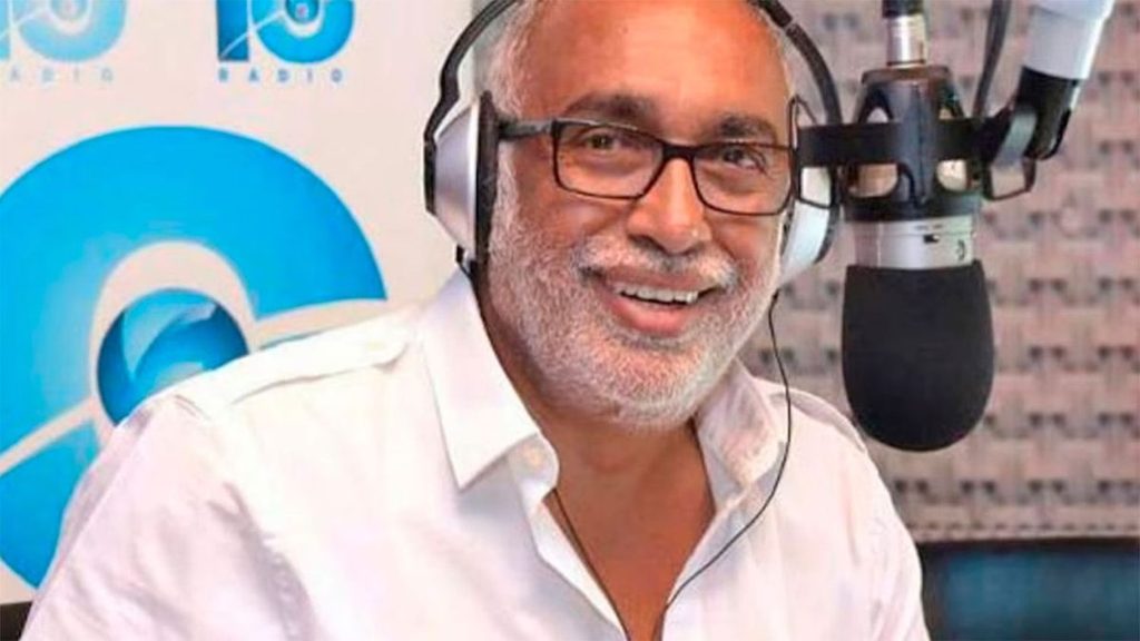 Oscar "el Negro" González Oro en los estudios de Radio 10.