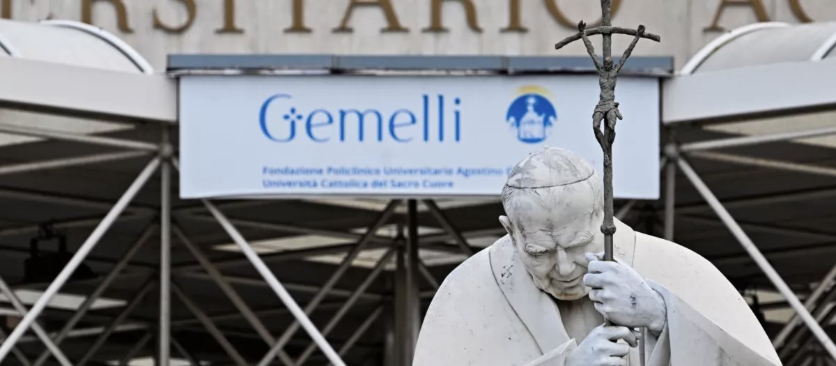 Estatua de Juan Pablo II frente a la entrada del Policlínico Gemelli de Roma, el hospital donde será operado el papa León XIV