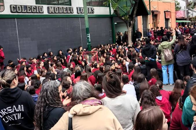 IA, catálogos y encubrimeinto: la violencia contra las alumnas de Lomas y la lección de las que no se callan