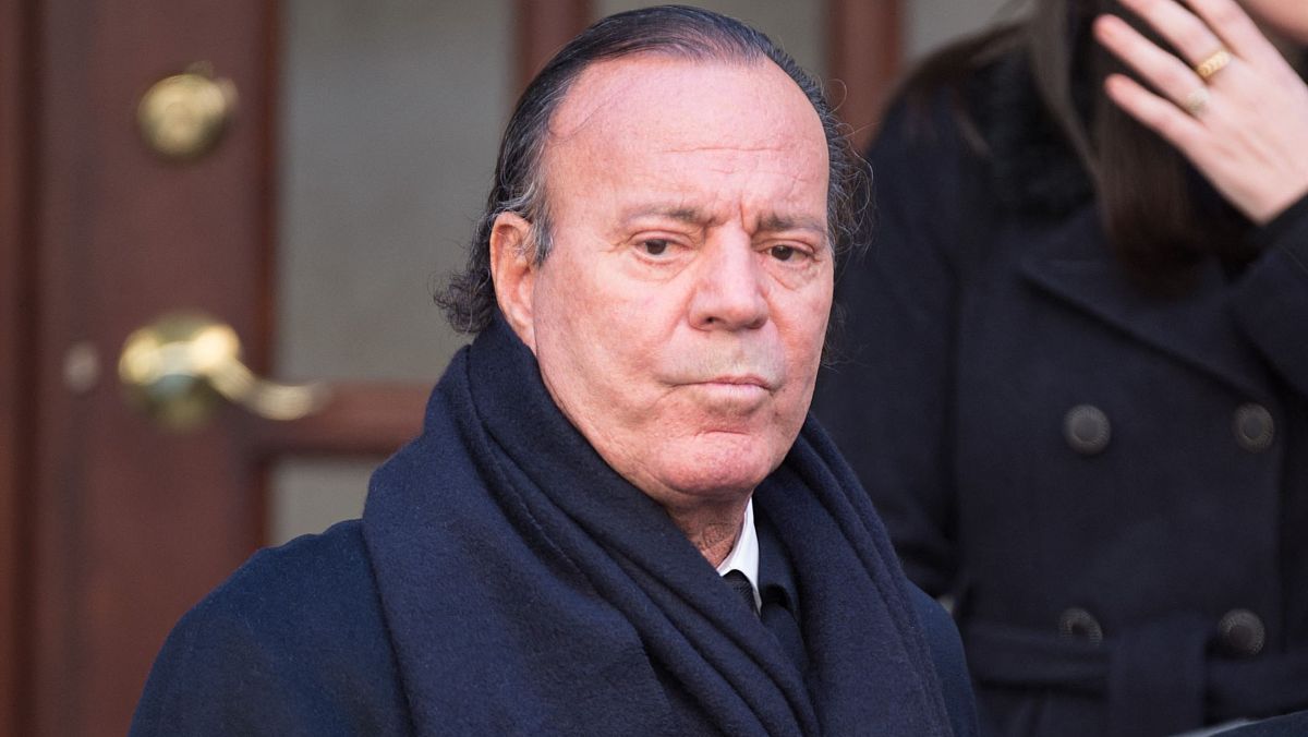 Julio Iglesias: denuncias y juicio por abuso y explotación laboral