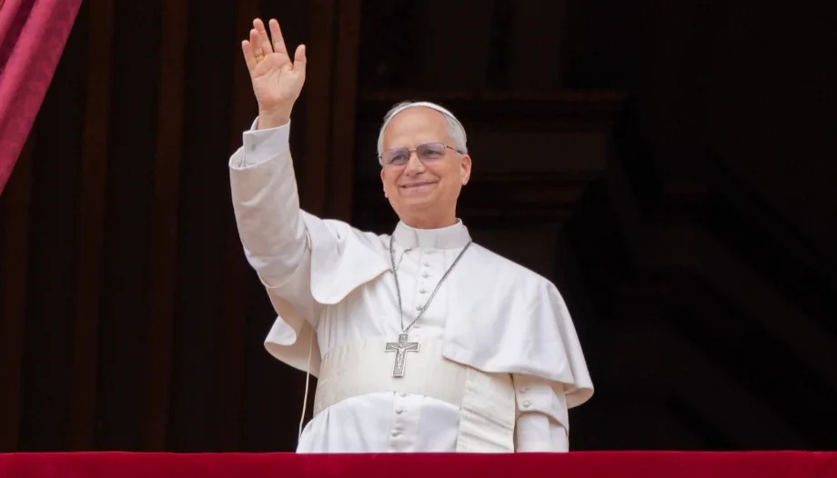 El papa León XIV saluda a los fieles desde la ventana del Palacio Apostólico en el Ángelus del 18 de octubre, tras recibir el alta.
